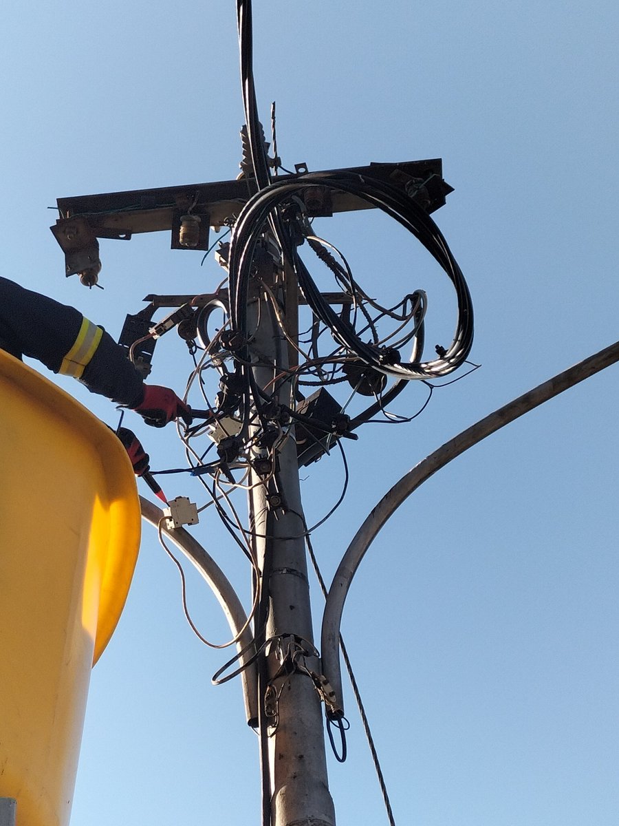 foetakrige's tweet photo. Three days without power (again) @CityPowerJhb technicians "corrected" a tripped switch at the pole (CPWEB3868461) just for it it to trip again two hours later @CalebFinn1 judging by the wiring, it's no wonder this problem doesnt get fixed. https://t.co/1gO9TiGCKa