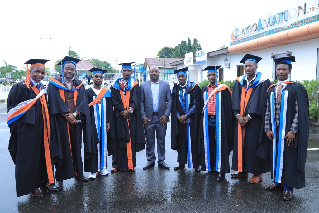 ambjoel25's tweet photo. La nouvelle équipe récemment recrutée à l'Aéroport International Melchior NDADAYE ne cesse de faire honneur au Burundi.  Les Contrôleur aériens viennent de réussir brillamment à leur formation de qualification suivie à l'étranger. Nos  félicitations bien méritées à l'équipe. https://t.co/F7WF20Vp74