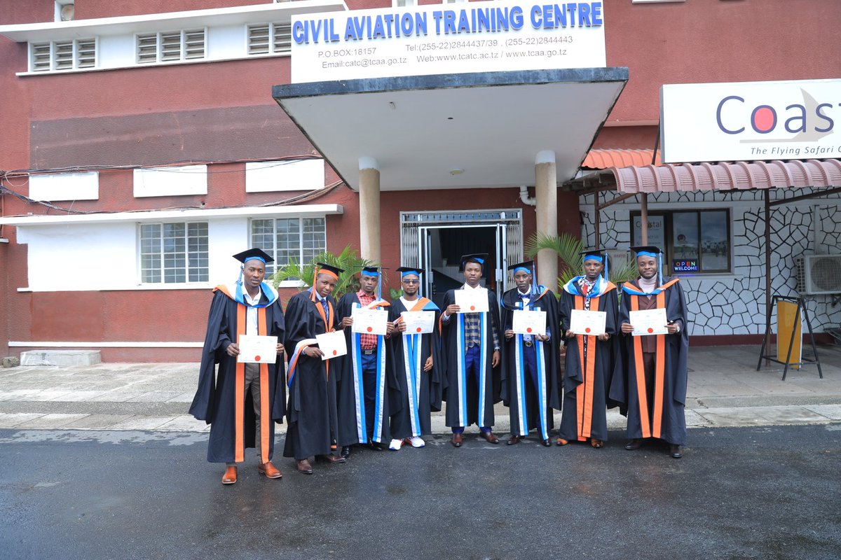 ambjoel25's tweet photo. La nouvelle équipe récemment recrutée à l'Aéroport International Melchior NDADAYE ne cesse de faire honneur au Burundi.  Les Contrôleur aériens viennent de réussir brillamment à leur formation de qualification suivie à l'étranger. Nos  félicitations bien méritées à l'équipe. https://t.co/F7WF20Vp74