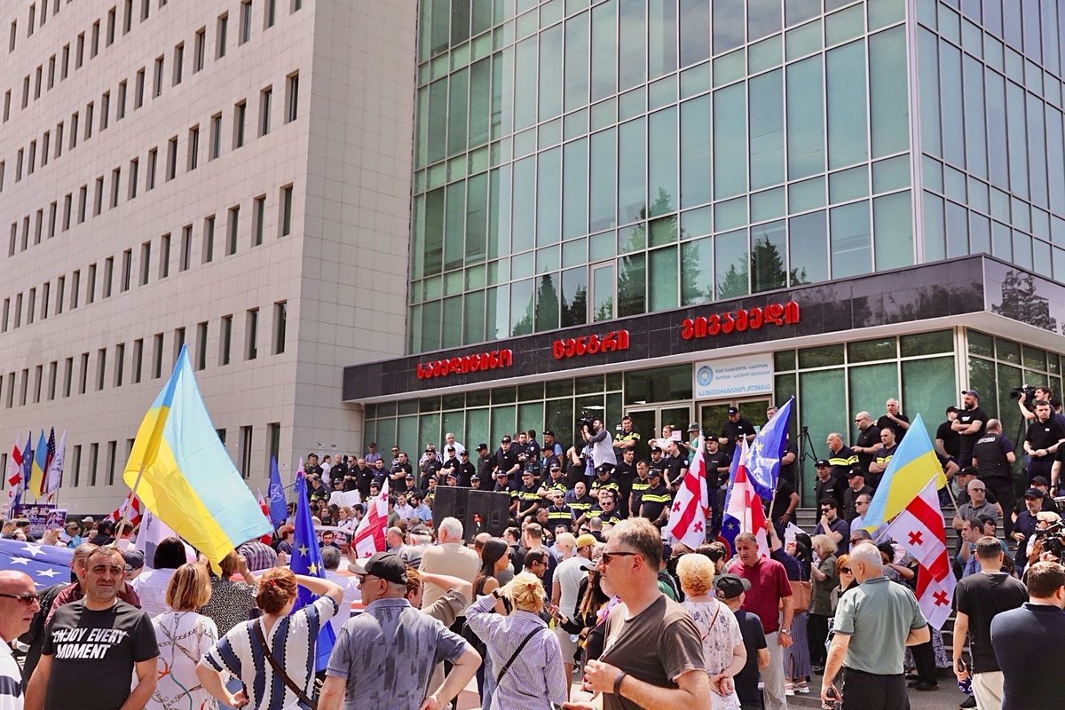 At “Vivamed” clinic, @SaakashviliM displayed a photograph of #Zelensky to rally participants. 

In the war against Putin, our unconditional support for President Zelensky and 🇺🇦! Decisive and turning days are beginning. The victory of 🇺🇦 means victory of 🇬🇪!

#Freemisha #UNM