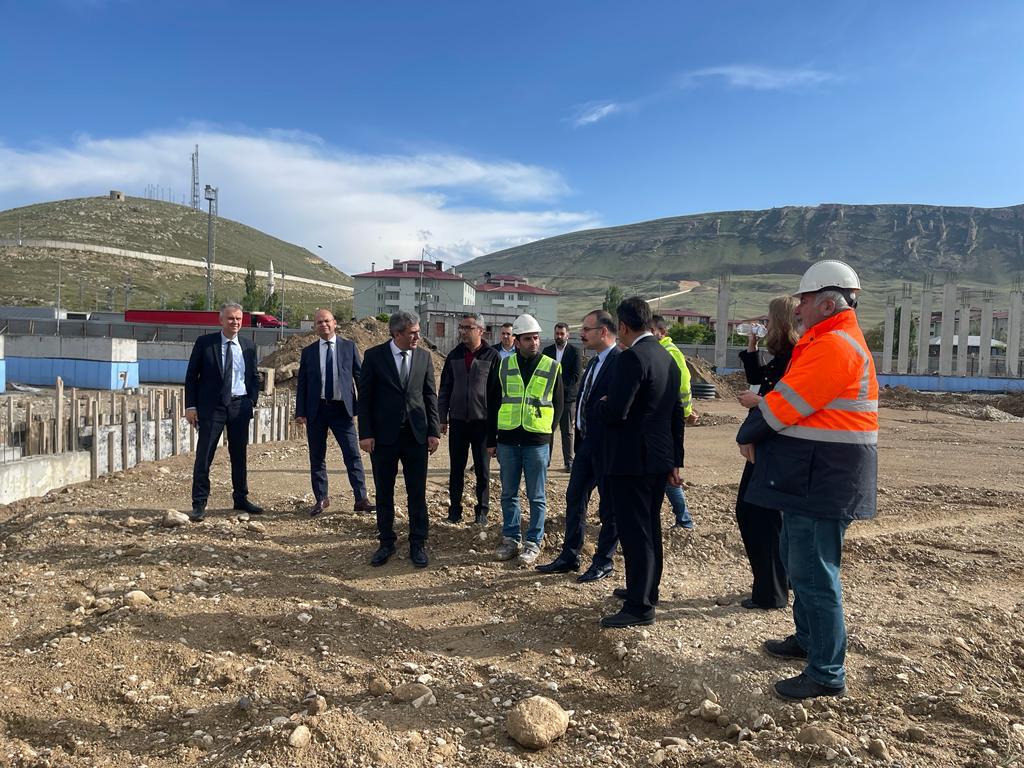 muhafaza_gm's tweet photo. Genel Müdürümüz ve beraberindeki heyet Gürbulak ve Dilucu Gümrük Kapılarını ziyaret ettiler. Ziyaret kapsamında özellikle Gürbulak Gümrük Kapısında alınması gereken ilave önlemler konuşuldu. 

Sahadaki incelemeler esnasında taşıt kontrolünde görev yapan muhafaza memurlarının şüphelenerek x-raye sevk ettiği araçta x-ray operatörlerinin dikkati sayesinde 18 kg uyuşturucu madde ele geçirildi.

Zorlu koşullarda daima özveriyle çalışan Gümrük Muhafaza Teşkilatımızı tebrik ediyoruz.