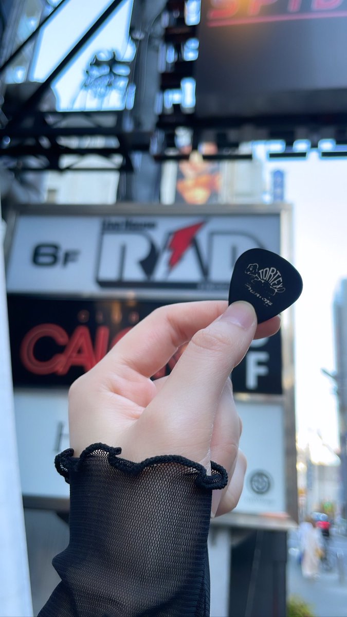 nokoko0917's tweet image. ヨイズ最高だった…
大好きな運命論聴いたら涙腺ほろほろ😭その後のともしびとか号泣だよ…

リョウスケさんのピック取れなかったけど、優しいお姉さんがピックどうぞって声かけてくださいました😭
お姉さん！本当に感謝でいっぱいです。ありがとうございました！！！
.
.
#サカスプ
#ヨイズ