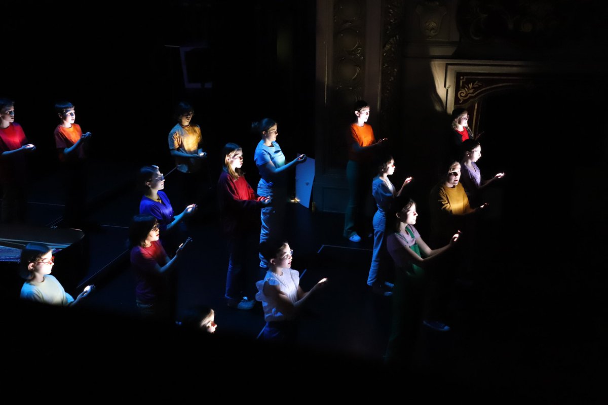 La fête est au cœur du concert interprété par les élèves de la <a href="/MaitriseBZH/">Maîtrise de Bretagne</a> pour le festival #LeGrandBoum !
Un Air de Fête, à revoir demain à 14h30 à l'<a href="/OperadeRennes/">Opéra de Rennes</a> !
👉 bit.ly/legrandboum-un…
Gratuit, sur réservation.