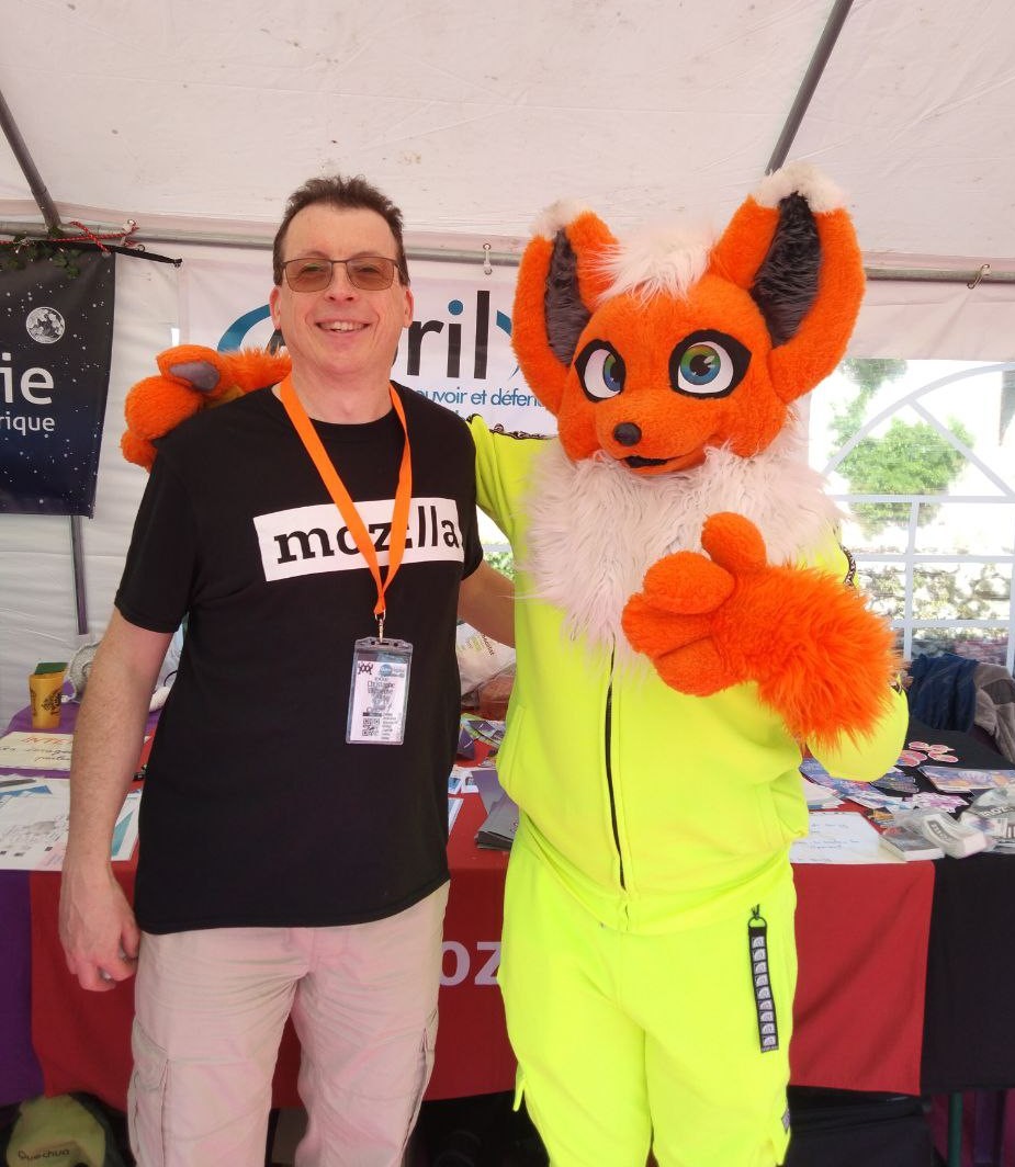 mozilla_fr's tweet photo. Devinez qui est à côté du panda roux ? #GeekFaeries https://t.co/X5OSXGFWMF