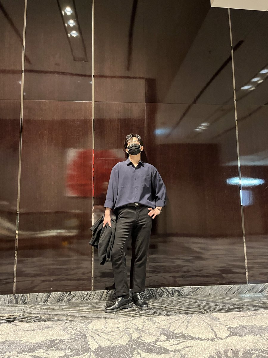 결혼식 축가 부르러 가는 엽떤 남자의 하객룩...🩷
+) 한결 셔츠와 한결 안경 필수템!:) 날씨에 따라 변동이 있으나 중요한 날은 항상 입는 필승 조합 좋아...