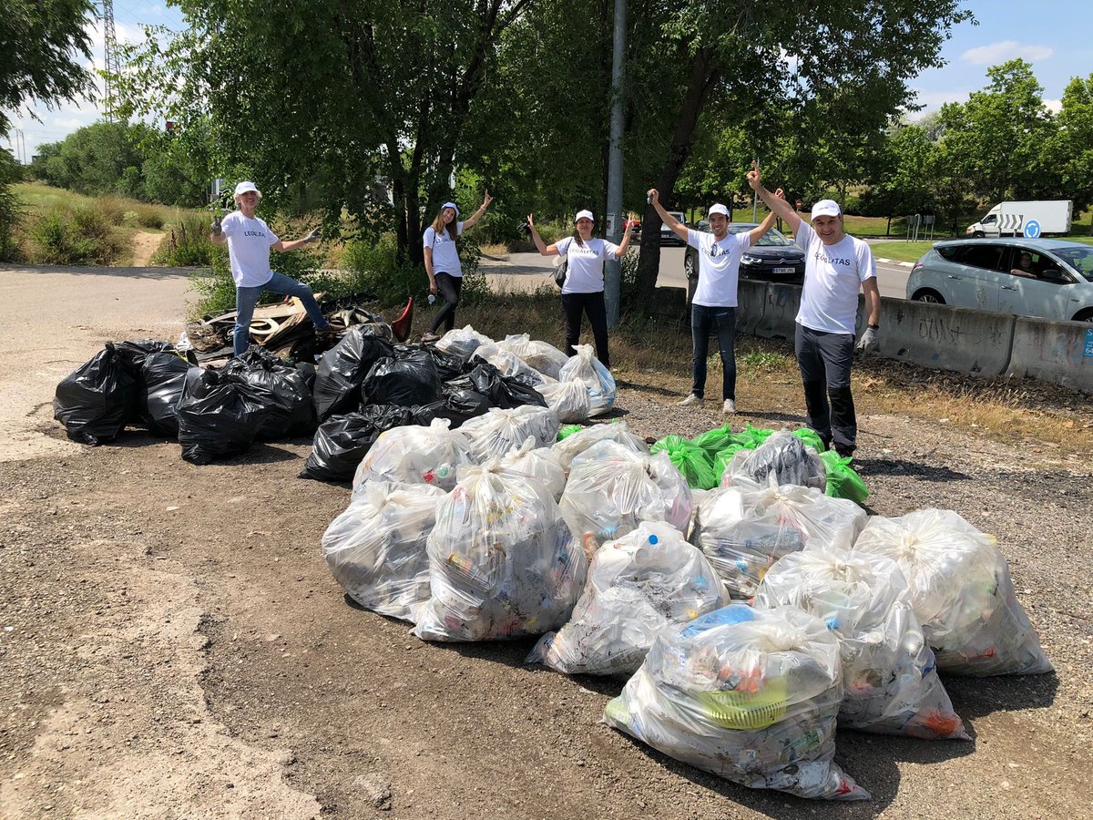 Legalitas_ES's tweet photo. ¡No faltamos a nuestra cita anual con #Libera1m2! 💪 Comprometidos con el #medioambiente el #EquipoLegálitas ha retirado #basuraleza junto a @SEO_BirdLife y @ecoembes en el espacio verde periurbano Puerto de las Cañadas del Teide en Leganés (Madrid). 

#DíaMundialDelMedioambiente https://t.co/vD2FSRwkiE