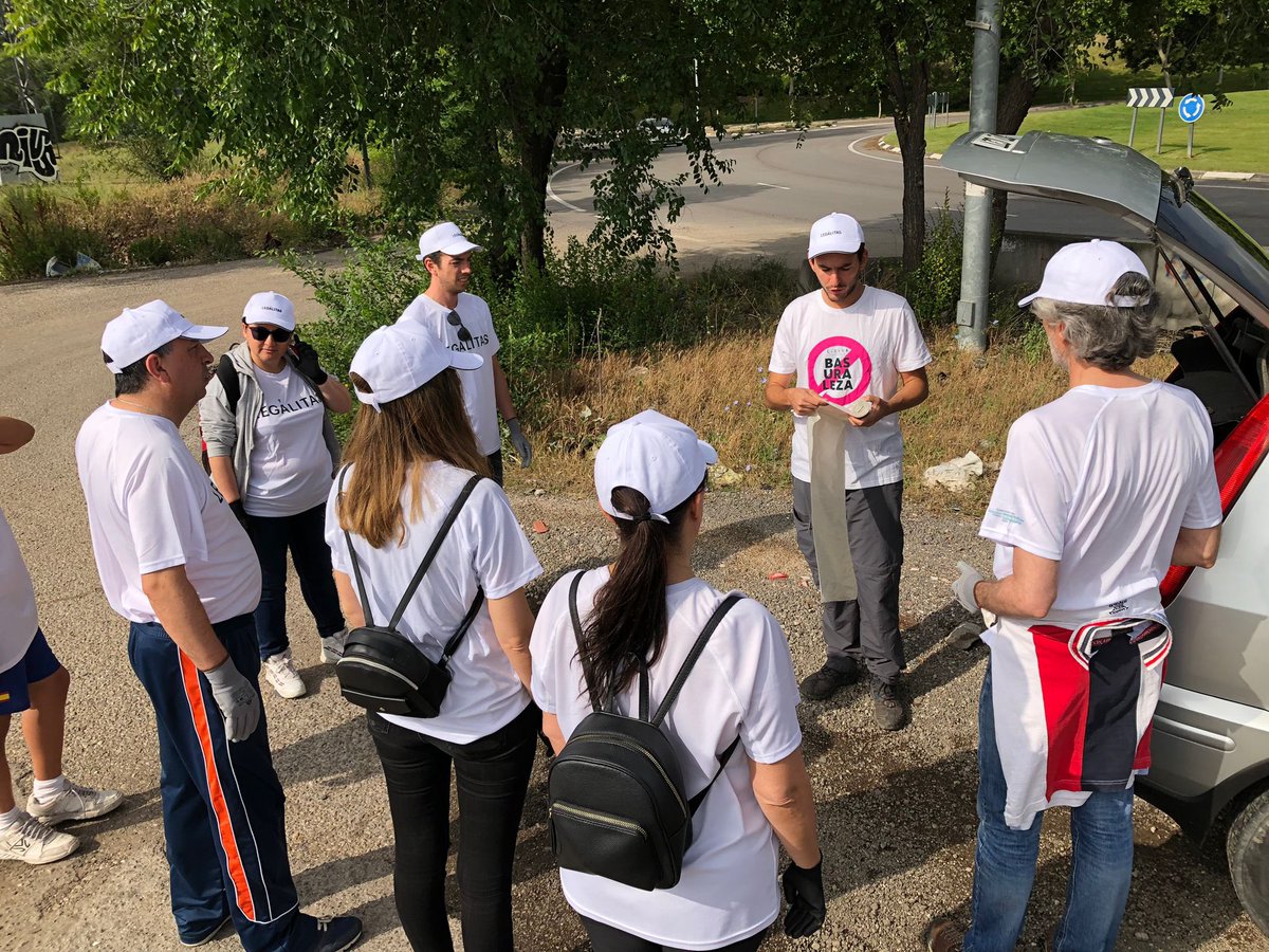 Legalitas_ES's tweet photo. ¡No faltamos a nuestra cita anual con #Libera1m2! 💪 Comprometidos con el #medioambiente el #EquipoLegálitas ha retirado #basuraleza junto a @SEO_BirdLife y @ecoembes en el espacio verde periurbano Puerto de las Cañadas del Teide en Leganés (Madrid). 

#DíaMundialDelMedioambiente https://t.co/vD2FSRwkiE