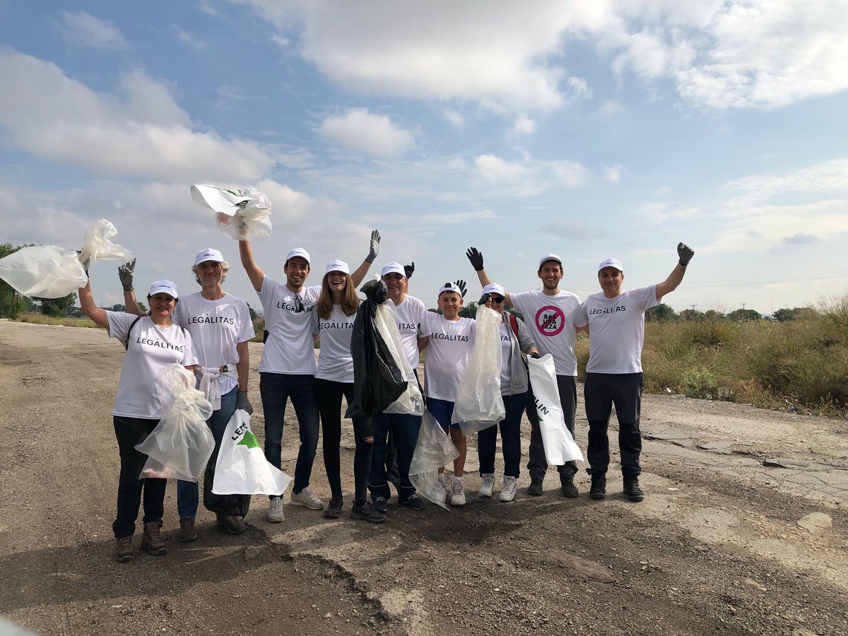 Legalitas_ES's tweet photo. ¡No faltamos a nuestra cita anual con #Libera1m2! 💪 Comprometidos con el #medioambiente el #EquipoLegálitas ha retirado #basuraleza junto a @SEO_BirdLife y @ecoembes en el espacio verde periurbano Puerto de las Cañadas del Teide en Leganés (Madrid). 

#DíaMundialDelMedioambiente https://t.co/vD2FSRwkiE