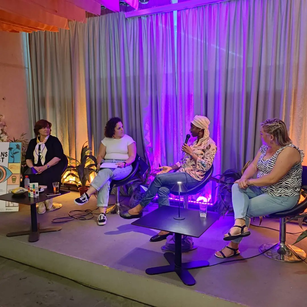 HumansFest's tweet photo. Aquest matí hem inaugurat els #vermutshumans amb un col·loqui moderat per @Pilar_Almenar i compost per Carmen Serrano, Emma Larreta i @AminataSoucko centrat en la lluita de les dones. 💜💪🏼 Gràcies a totes les persones assistents i al @MuVIM per cedir-nos l'espai! https://t.co/68exm6u0NX
