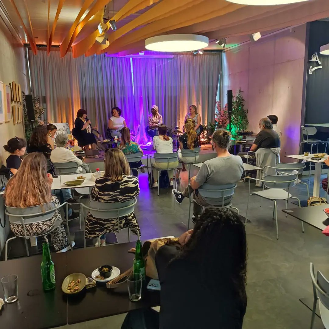 HumansFest's tweet photo. Aquest matí hem inaugurat els #vermutshumans amb un col·loqui moderat per @Pilar_Almenar i compost per Carmen Serrano, Emma Larreta i @AminataSoucko centrat en la lluita de les dones. 💜💪🏼 Gràcies a totes les persones assistents i al @MuVIM per cedir-nos l'espai! https://t.co/68exm6u0NX