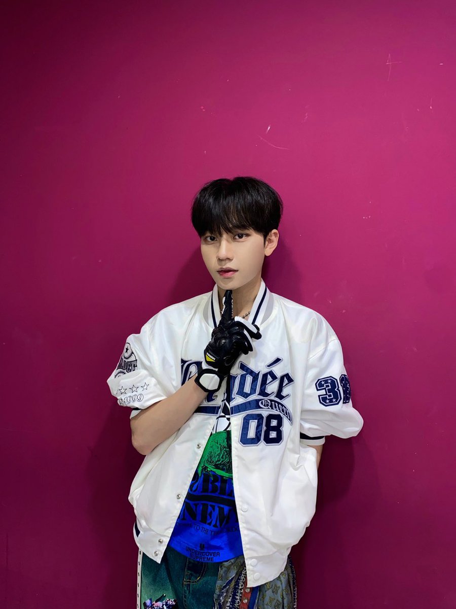fantasyboys_'s tweet photo. 소년 판타지의 마지막 음악중심이에요…🥹 그동안 완벽하지 않은 제게 이런 행운을 가져다 주셔서 감사해요🙏🏻 그리고 다시 돌아온 피씨방즈!! + 정체모를(?) 조합❤️❤��

#소년판타지 #FANTASYBOYS
#하석희 #HASEOKHEE https://t.co/LdVR0ilWUe