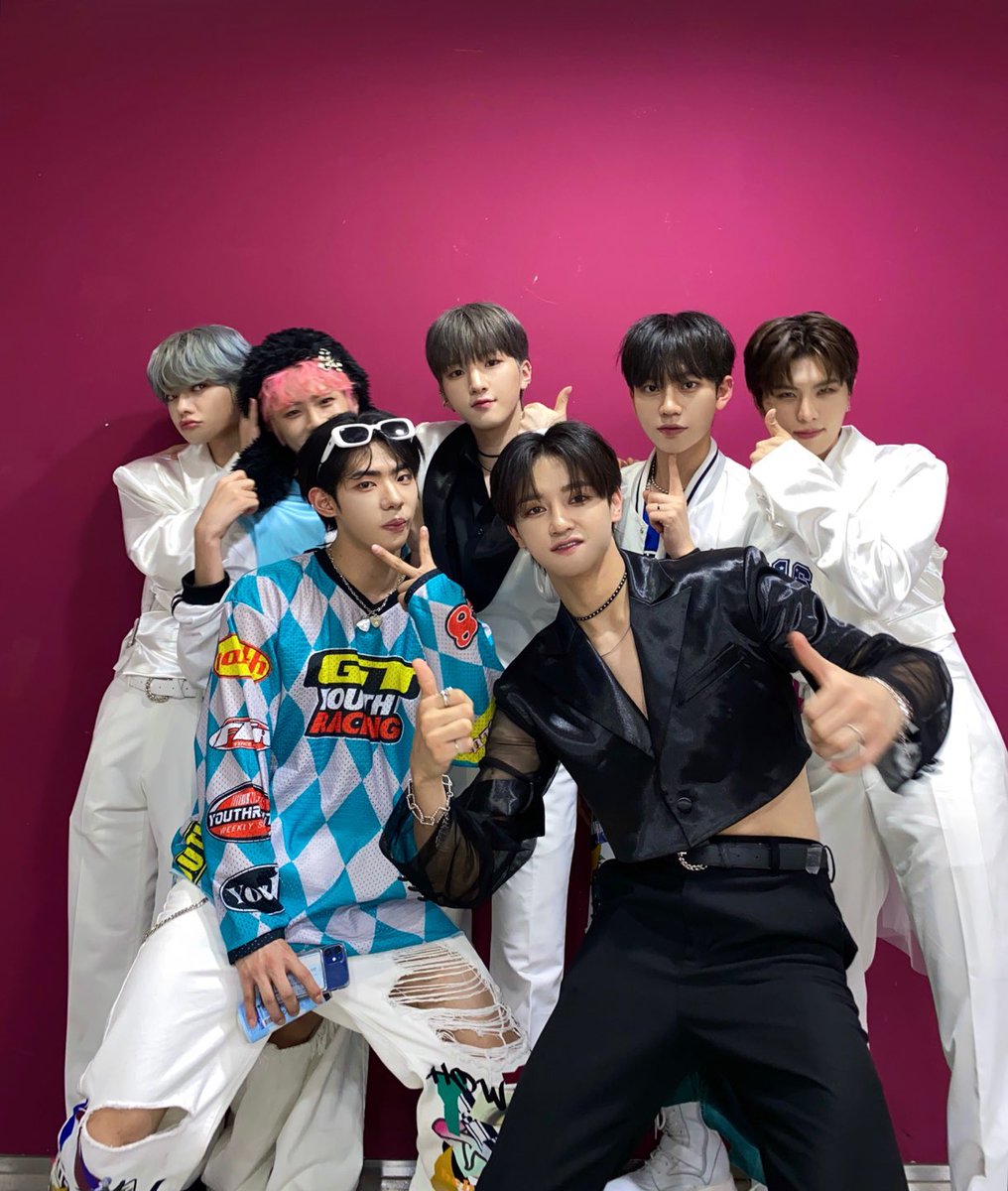 fantasyboys_'s tweet photo. 소년 판타지의 마지막 음악중심이에요…🥹 그동안 완벽하지 않은 제게 이런 행운을 가져다 주셔서 감사해요🙏🏻 그리고 다시 돌아온 피씨방즈!! + 정체모를(?) 조합❤️❤��

#소년판타지 #FANTASYBOYS
#하석희 #HASEOKHEE https://t.co/LdVR0ilWUe