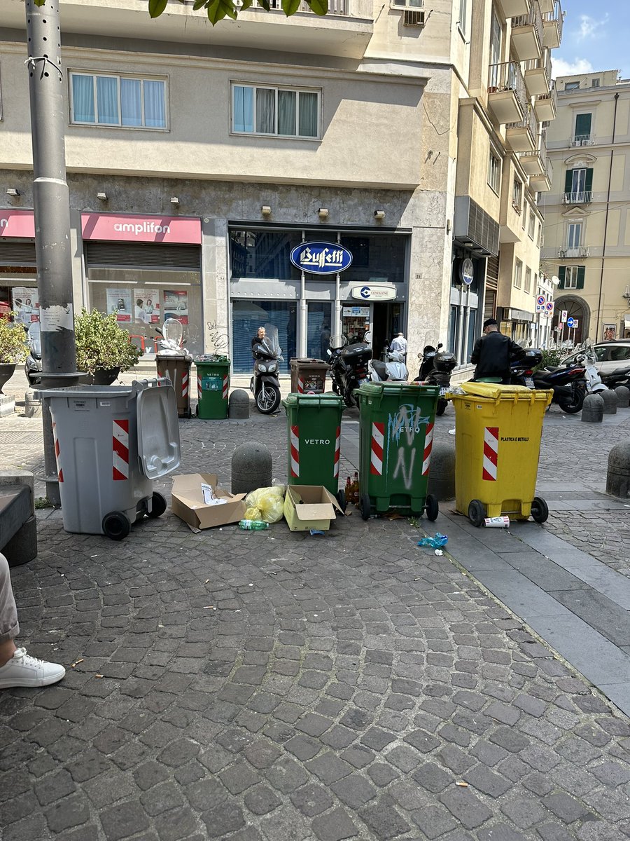 evamilella's tweet photo. NAPOLI Piazza Carità, piazza le Berlinguer https://t.co/ZnvNLE0xIM