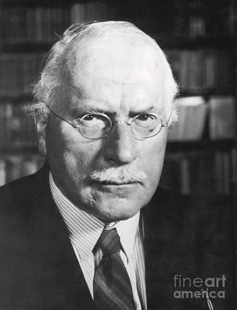 insanokur's tweet photo. Carl Jung, insanın özgürleşmesiyle ilgili olarak psikolojik ve ruhsal bir sürecin önemine vurgu yapmıştır. Jung'a göre insanın özgürleşmesi, kendi içsel dünyasıyla derin bir bağlantı kurmasını ve kendi gerçek doğasını keşfetmesini gerektirir.

Jung, "bireyselleşme" olarak adlandırdığı sürecin önemini vurgulamıştır. Bireyselleşme, insanın kendini bilinçli bir şekilde tanıması, kendi potansiyellerini keşfetmesi ve gerçek benliğiyle uyumlu bir yaşam sürdürmesi anlamına gelir. Bu süreçte, kişi kendi içsel dünyasına dalar, bilinçaltıyla ilişki kurar ve kendi gölge yanlarıyla yüzleşir.

Jung'a göre, bireyselleşme sürecinde "arke-tip"ler adını verdiği evrensel semboller ve içsel formlar da önemli bir rol oynar. Kişi, arketiplerle bağlantı kurarak kolektif bilinçaltına daha derinlemesine inebilir ve kendi potansiyelini daha iyi anlayabilir.

Özgürleşme süreci aynı zamanda kendini gerçekleştirme ve kişisel büyüme ile ilgilidir. Kişi, içsel engelleri aşarak gerçek benliğini ortaya çıkarır, tutkularını takip eder ve hayatta anlam ve amaç bulur. Özgürleşme, dış etkilerden ve toplumsal beklentilerden bağımsız olarak kendi doğal özünü yaşama kapasitesini ifade eder.

Jung'a göre, insanın özgürleşmesi, kendi içsel dünyasının farkında olmasını, kendi gerçek doğasını keşfetmesini ve kendi benzersiz yolunu takip etmesini gerektirir. Bu süreç, kişinin kendini tanıması, kendi potansiyelini gerçekleştirmesi ve kendi içsel özgürlüğünü elde etmesiyle gerçekleşebilir.