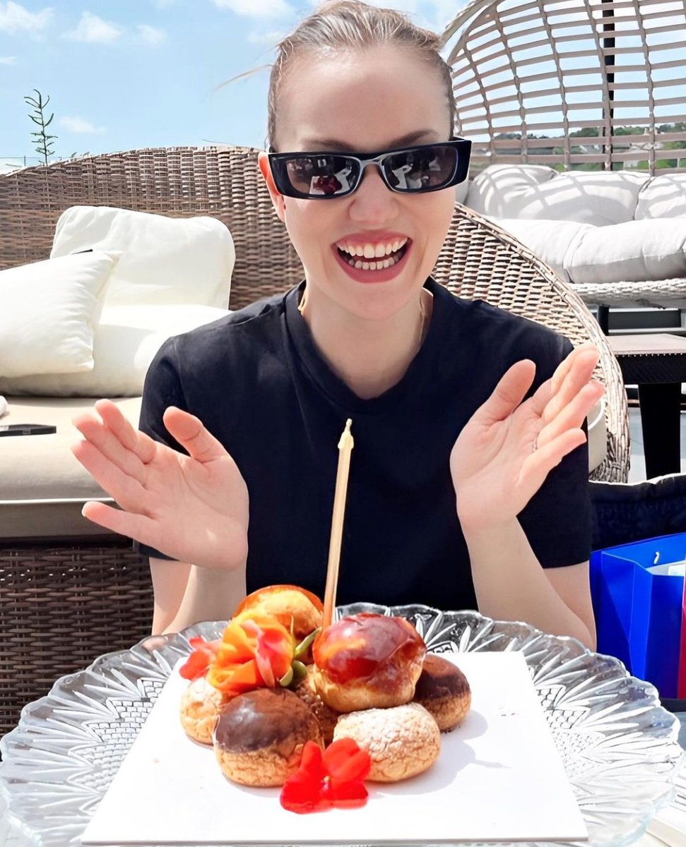 rxwaydah's tweet photo. what a cute smile 😆💜
#FahriyeEvcen https://t.co/Qv9zXZmSVB