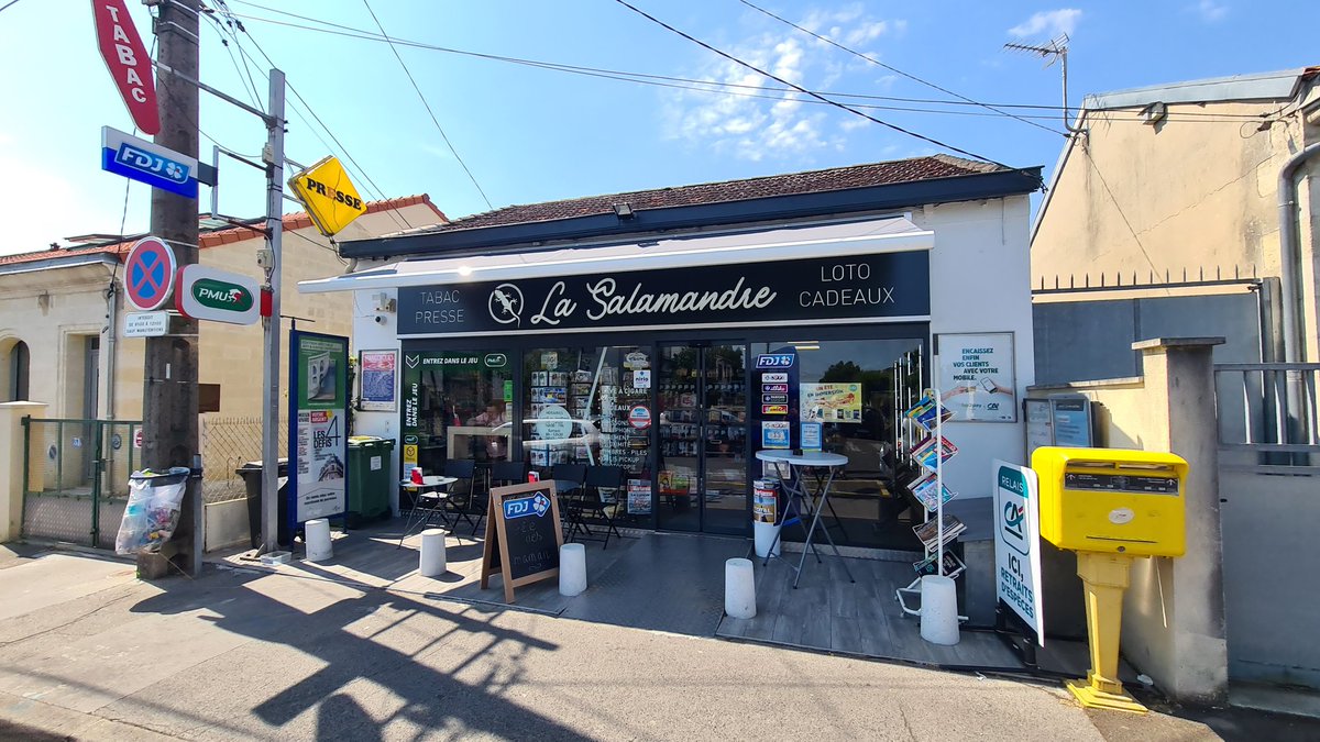 PHILIPPECOY's tweet photo. A Villeneuve d'Ornon chez Fabienne nous découvrons un commerce repensé pour développer du business adapté à sa clientèle #Vape #librairie #maroquinerie #cadeaux #Serciceaupublic #pointvert 😉👍♦️ https://t.co/7YAVmvK7EW