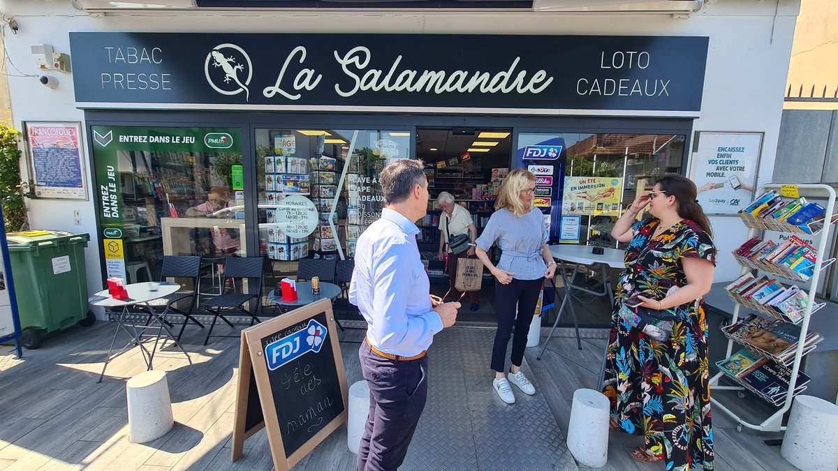 PHILIPPECOY's tweet photo. A Villeneuve d'Ornon chez Fabienne nous découvrons un commerce repensé pour développer du business adapté à sa clientèle #Vape #librairie #maroquinerie #cadeaux #Serciceaupublic #pointvert 😉👍♦️ https://t.co/7YAVmvK7EW