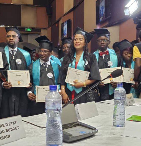 LodOmanga's tweet photo. #RDC 03 juin 2023 #Kinshasa
Félicitations à #LaetitiaKielende agent à l’@OfficielArptc pour son diplôme de Master en Gestion et Droit des entreprises de l’#ISCKin qu’elle a obtenu avec #Distinction ! 👏🏾👏🏾👏🏾
La cérémonie de collation des grades s’est déroulée ce jour @FCHBlazonHotels en présence notamment du @MinBudgetRdc SEM @BojiAime parrain de cette 10 ème Promotion et du Président du @senatrdc l’Honorable @PLukwebo.