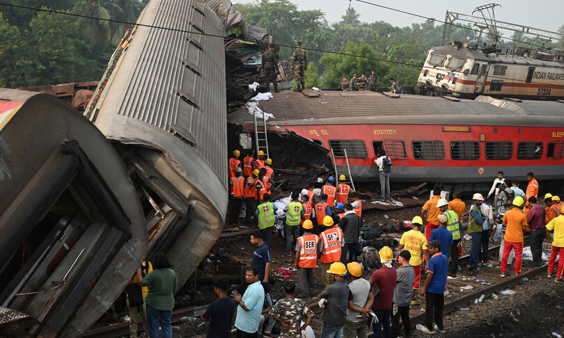 IgEnd_'s tweet photo. SCONTRO FRA DUE TRENI PASSEGGIERI IN #INDIA
I numeri sono quelli delle grandi catastrofi: quasi 300 morti, un migliaio di feriti a seguito dello scontro di tre treni in India avvenuto ieri sera intorno alle 19,  il peggior incidente ferroviario registrato in India da oltre due decenni.

Le modalità dell'incidente restano poco chiare, anche alla luce del giorno. Il Times of India riferisce che la magistratura ha avviato un'inchiesta.

Si tratta del distretto di Balasore a circa 250 km a sud di Calcutta (oggi Kolkata) e 170 km a nord di Bhubaneswar, sulla linea del Coromandel Express, che dal Golfo del Bengala corre sulla costa in direzione Chennai, 1600 chilometri più a sud.