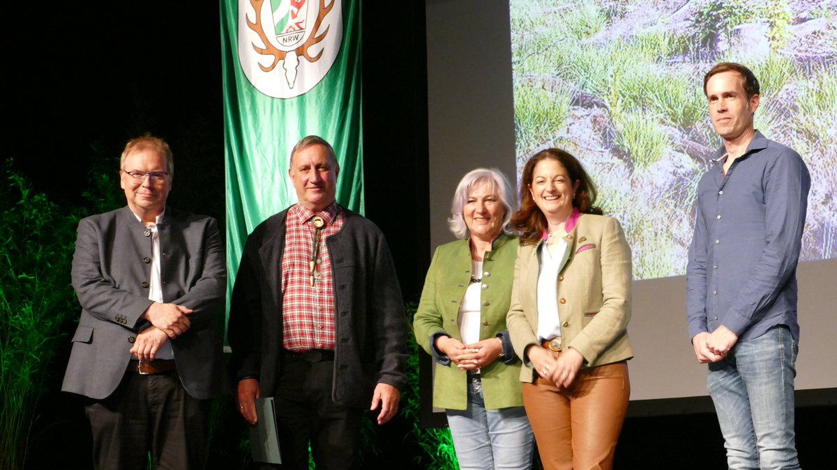 Das LJV-Präsidium hat dem Hegering Agger-Sieg in der KJS Rhein-Sieg für das Projekt „Bestandserhalt und #Renaturierung eines #Heidemoor-Gagelstrauchbiotops“ den Biotophege-Preis 2023 der Wildtier- und Biotopschutz-Stiftung NRW verliehen. #Landesjägertag