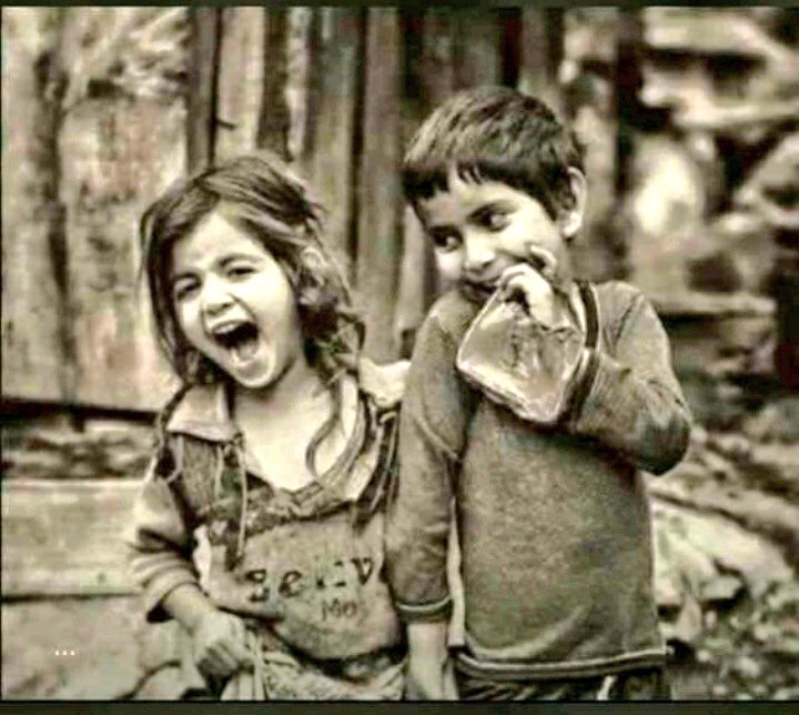 le persone in difficoltà
   .inventano sorrisi
      . meravigliosi💞

Buon pomeriggio.😊❤