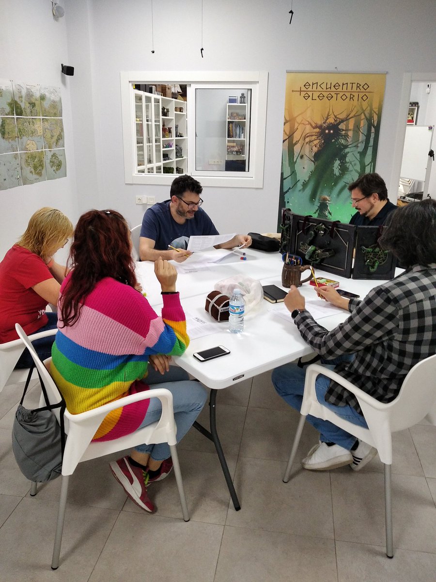 encuentromurcia's tweet photo. Deliciosamente espectacular esta sesión rodeada de bizcochos de nuestra campaña para Brindlewood Bay de @TheHillsPress. Un juego de rol inspirado en "Se ha escrito un crimen" y en las obras de Lovecraft. 🧓🏻🔎👣
#encuentroaleatorio #murcia #rol #juegosderol #brindlewoodbay https://t.co/0OSC2Xg982