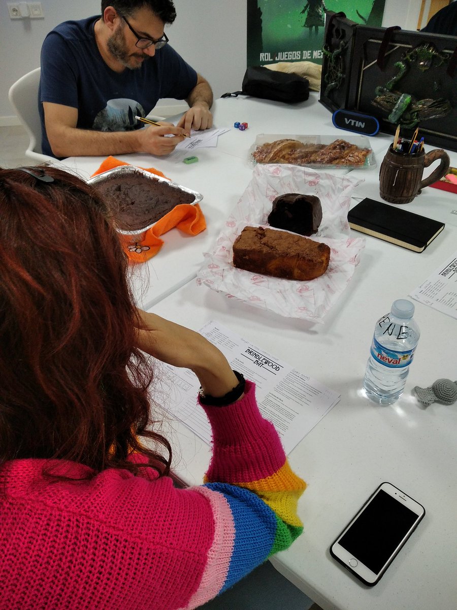 encuentromurcia's tweet photo. Deliciosamente espectacular esta sesión rodeada de bizcochos de nuestra campaña para Brindlewood Bay de @TheHillsPress. Un juego de rol inspirado en "Se ha escrito un crimen" y en las obras de Lovecraft. 🧓🏻🔎👣
#encuentroaleatorio #murcia #rol #juegosderol #brindlewoodbay https://t.co/0OSC2Xg982