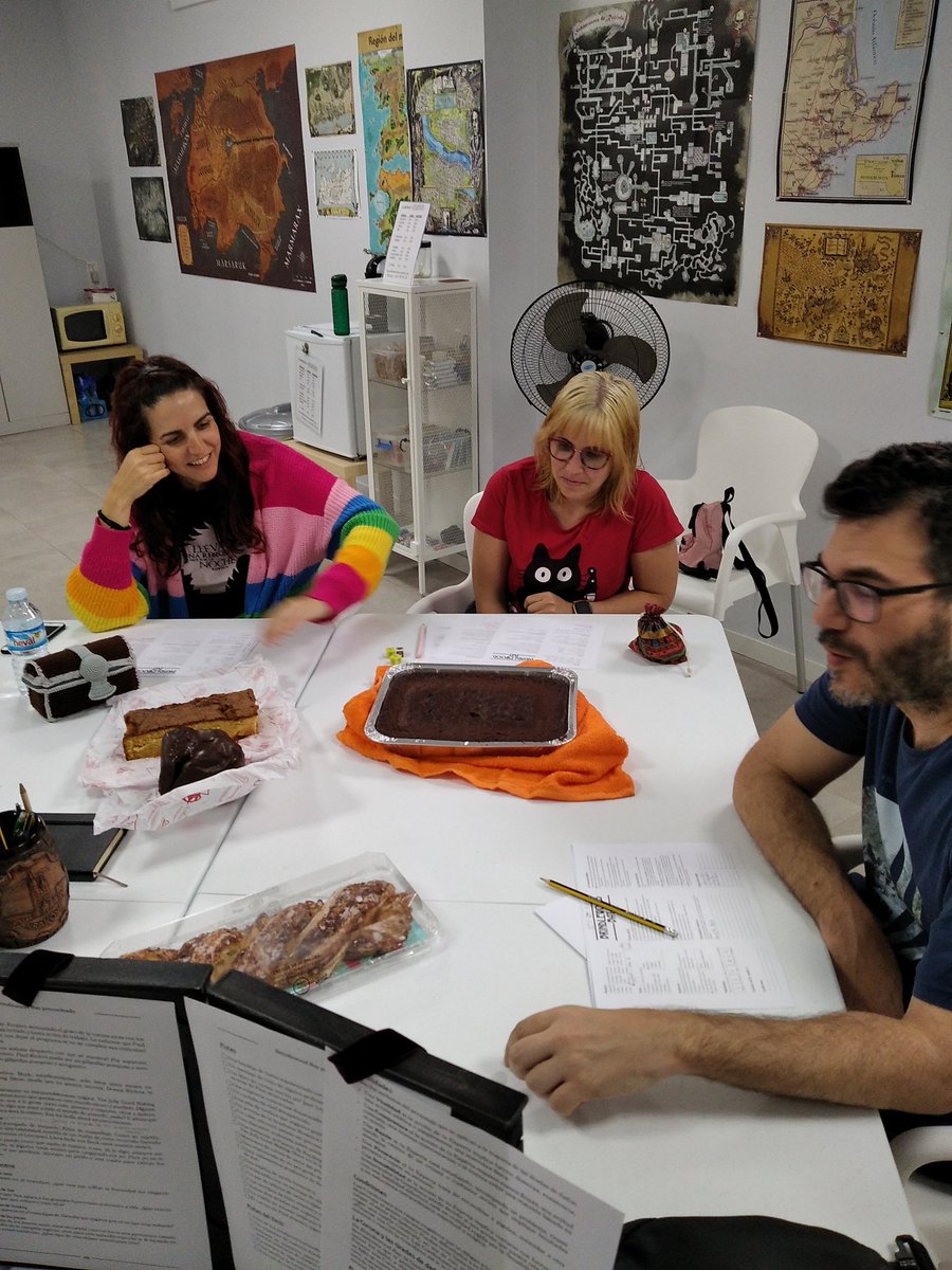 encuentromurcia's tweet photo. Deliciosamente espectacular esta sesión rodeada de bizcochos de nuestra campaña para Brindlewood Bay de @TheHillsPress. Un juego de rol inspirado en "Se ha escrito un crimen" y en las obras de Lovecraft. 🧓🏻🔎👣
#encuentroaleatorio #murcia #rol #juegosderol #brindlewoodbay https://t.co/0OSC2Xg982