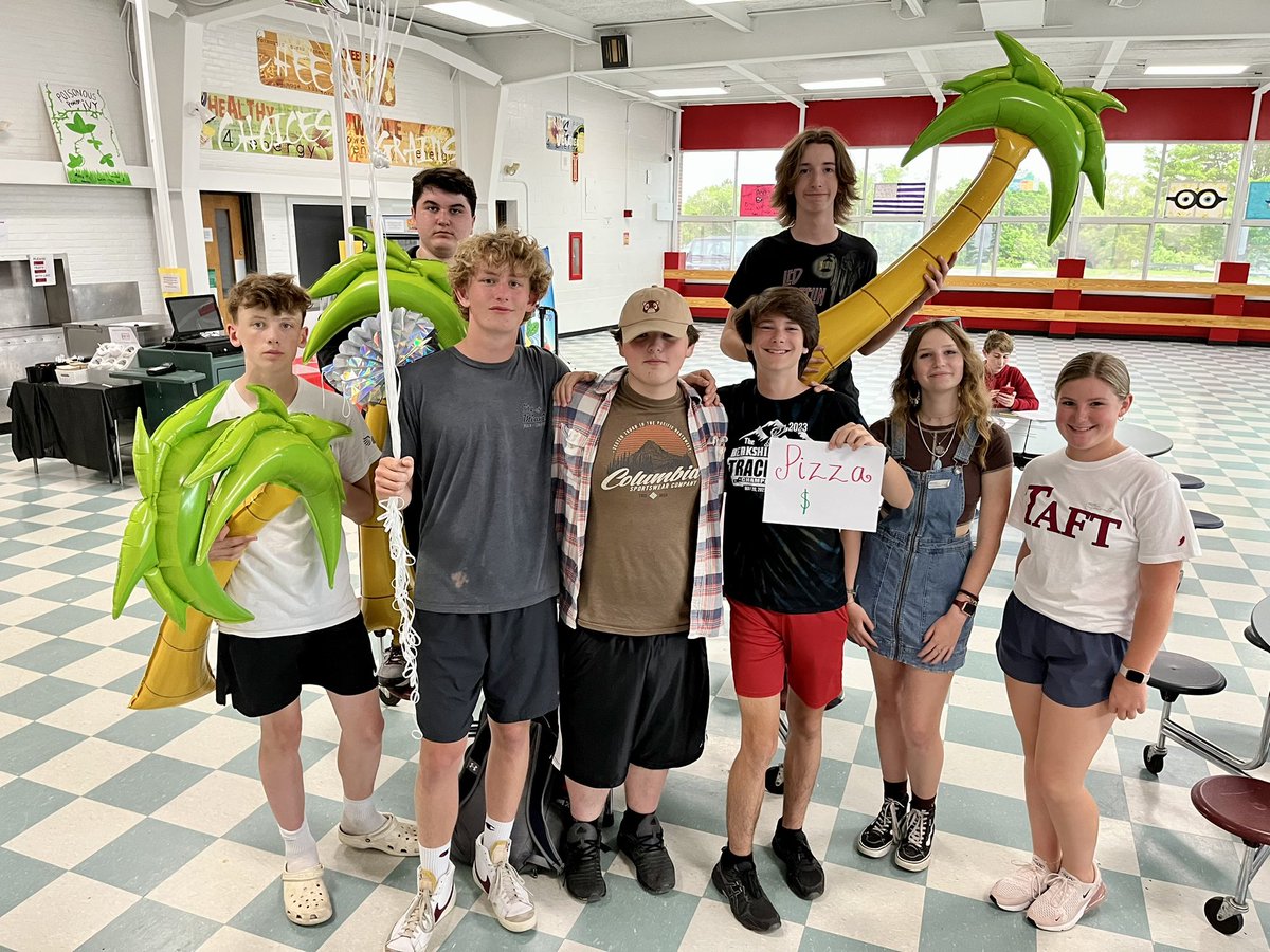 smittyabc123's tweet photo. These amazing freshmen sponsored a joint dance for Wamogo and LHS students last night! Great work, team! #rsd20 #classof2026 @RSD6_LPS_Supt @Wamogo_School @LHS__Sports https://t.co/Yi5GbZyBgB