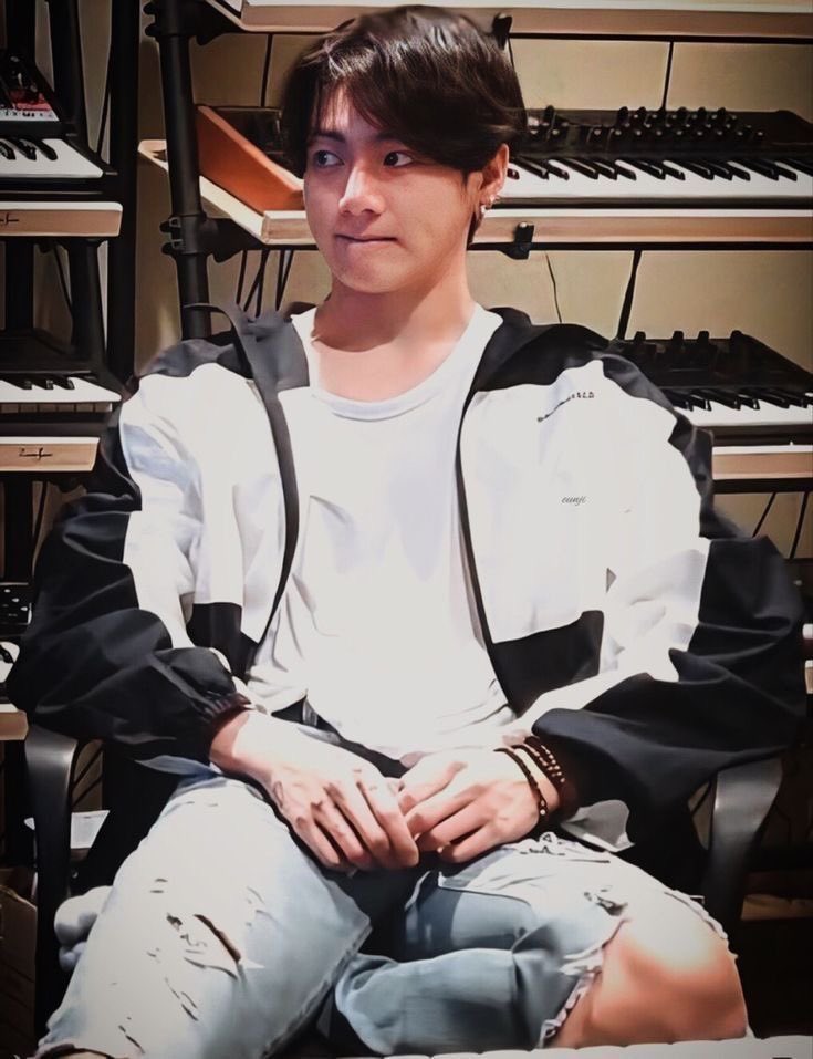 Light_Gleamof's tweet photo. 선천적으로 몸이 약한 연하 여자친구 과보호 중인 체대생 오빠,,, 여친이 성인 된 기념으로 클럽 보내달라고 졸라서 표정관리 못하는 것 같음,,, https://t.co/tzQlxEWVrV