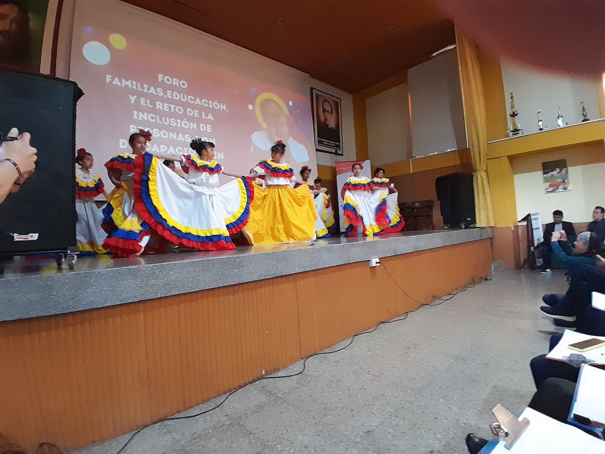 TamaraPaolAH's tweet image. Somos #redespaz hoy desde Engativá Foro&quot;Familias,educación y el reto de la inclusión de las personas con discapacidad&quot; @Deidamiapiensa @Educacionbogota @EdnaBonillaSeba   Las familias parte central en la red de escuelas cómo territorios de paz