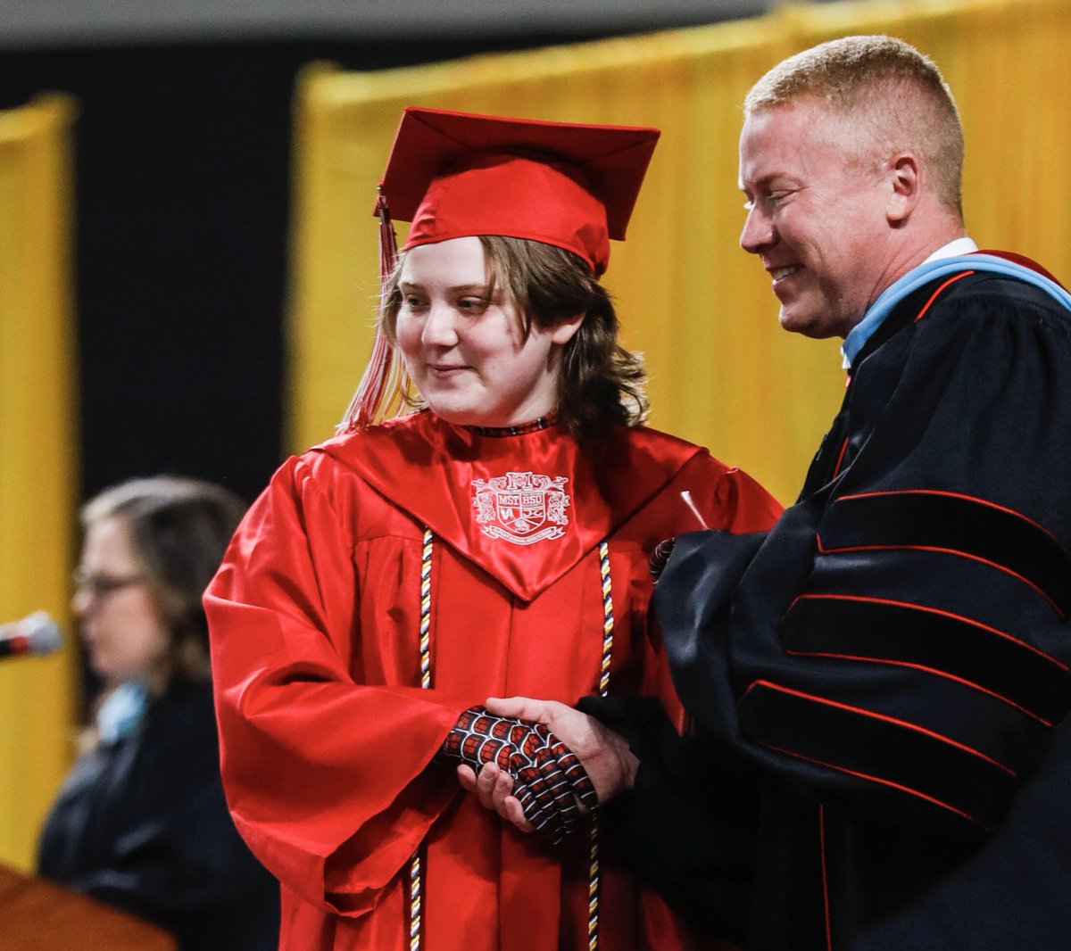 mattstonephotog's tweet photo. Cap, gown and Spider-Man gloves. The Louisville @duPontManual #2023seniorclass were ready for commencement Friday. π Photos ππΌ https://t.co/mvyKq7RNnf https://t.co/RSTyBwgHjO