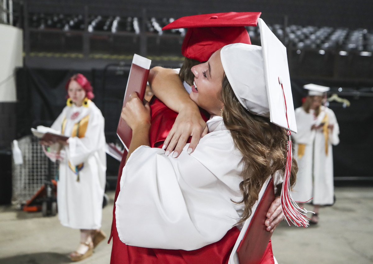 mattstonephotog's tweet photo. Cap, gown and Spider-Man gloves. The Louisville @duPontManual #2023seniorclass were ready for commencement Friday. π Photos ππΌ https://t.co/mvyKq7RNnf https://t.co/RSTyBwgHjO
