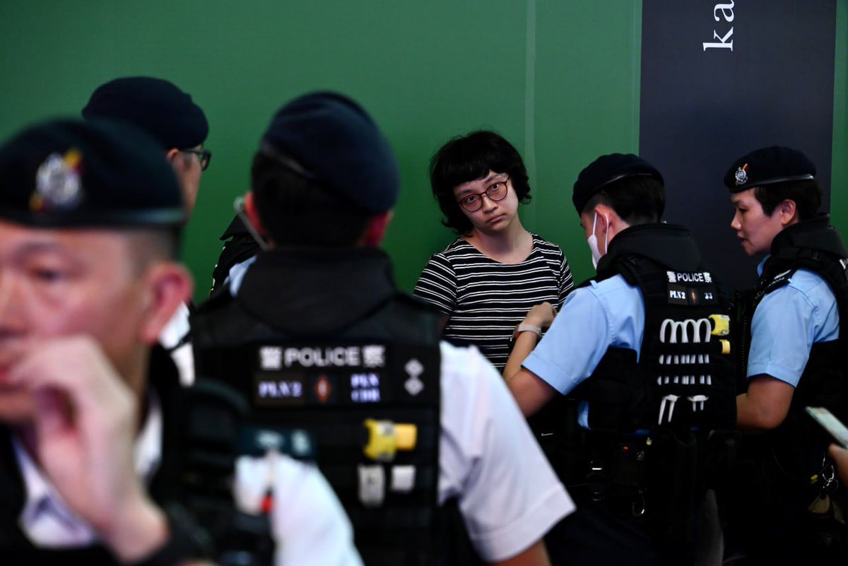 hkdc_us's tweet photo. On June 3 evening in #HongKong, police have detained at least 6 people in Causeway Bay near the former venue of the #June4 candlelight vigil: 2 performance artists, a couple dressed in white w/ flowers, &amp; 2 former members of HK Alliance &amp; Tiananmen Mothers
https://t.co/JZI10pP994 https://t.co/ueI0GPEz6d