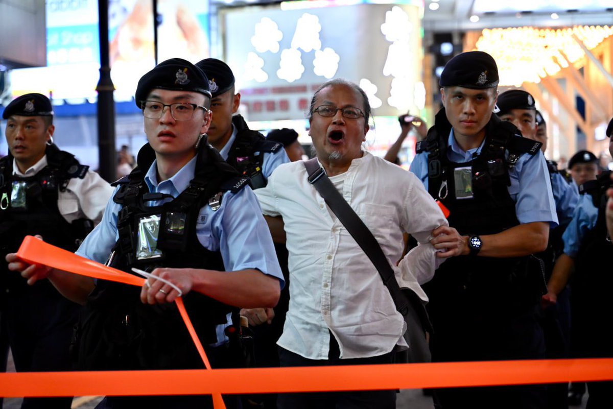 hkdc_us's tweet photo. On June 3 evening in #HongKong, police have detained at least 6 people in Causeway Bay near the former venue of the #June4 candlelight vigil: 2 performance artists, a couple dressed in white w/ flowers, &amp; 2 former members of HK Alliance &amp; Tiananmen Mothers
https://t.co/JZI10pP994 https://t.co/ueI0GPEz6d