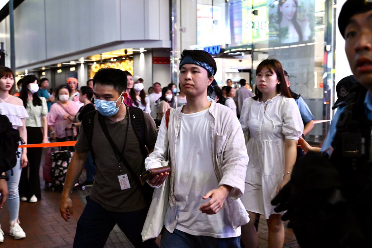 hkdc_us's tweet photo. On June 3 evening in #HongKong, police have detained at least 6 people in Causeway Bay near the former venue of the #June4 candlelight vigil: 2 performance artists, a couple dressed in white w/ flowers, &amp; 2 former members of HK Alliance &amp; Tiananmen Mothers
https://t.co/JZI10pP994 https://t.co/ueI0GPEz6d