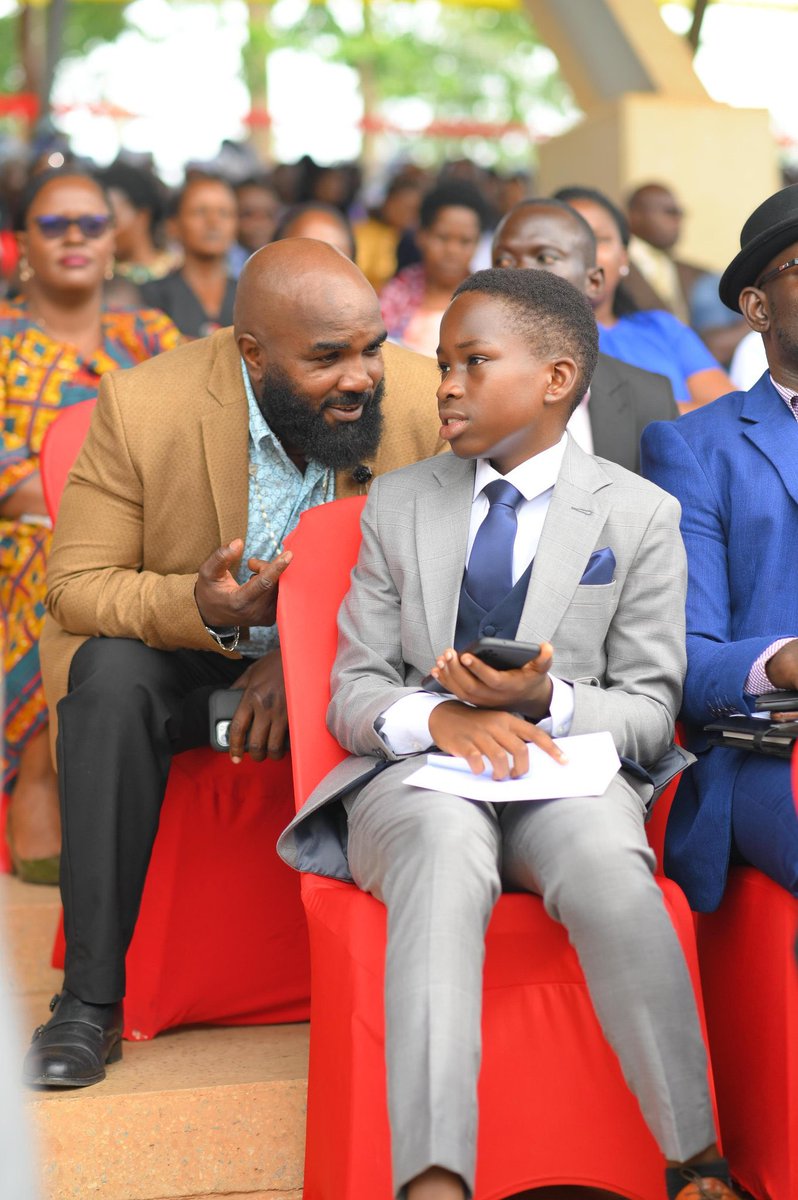 Mutesimarion_'s tweet image. A picture worth a million likes 🥰🥰. Let’s show this little boy some love