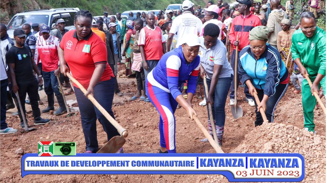 nshingamateka's tweet image. 1/n Samedi 3/6/2023, le Pdt de @nshingamateka a effectué les travaux de développement communautaire à Gahahe en commune et province #Kayanza. A côté de la populat°, ces travaux qui ont été exécutés en 2 temps et plusieurs mouvements ont vu la participat° de différentes autorités.