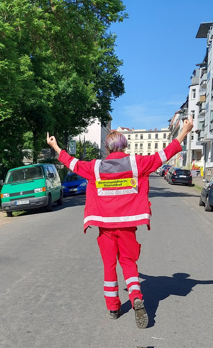 izahofmann_'s tweet photo. Gehirnerschütterung und trotzdem da - Demosani Antifa
#le0306 #Leipzig #FreeLina https://t.co/zmLvLZI1Gt