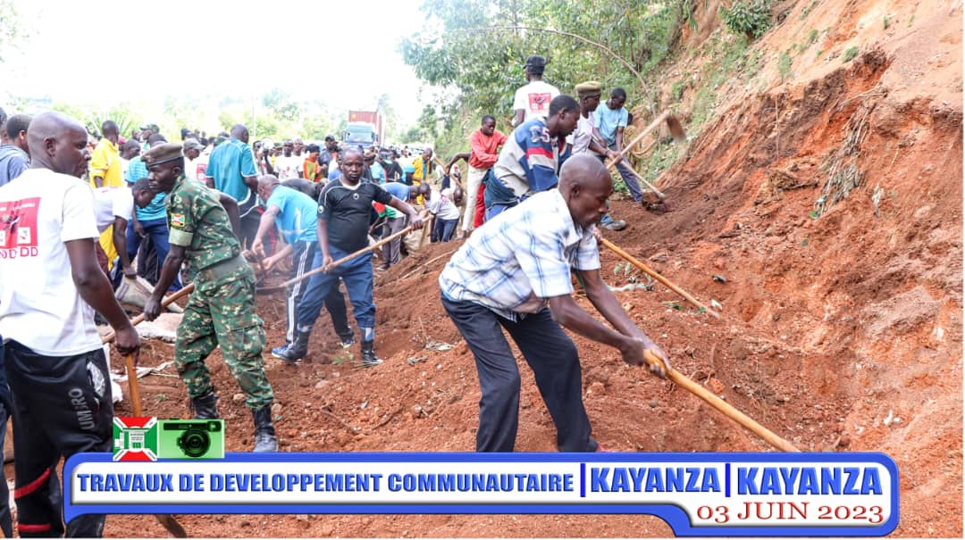 nshingamateka's tweet image. 1/n Samedi 3/6/2023, le Pdt de @nshingamateka a effectué les travaux de développement communautaire à Gahahe en commune et province #Kayanza. A côté de la populat°, ces travaux qui ont été exécutés en 2 temps et plusieurs mouvements ont vu la participat° de différentes autorités.