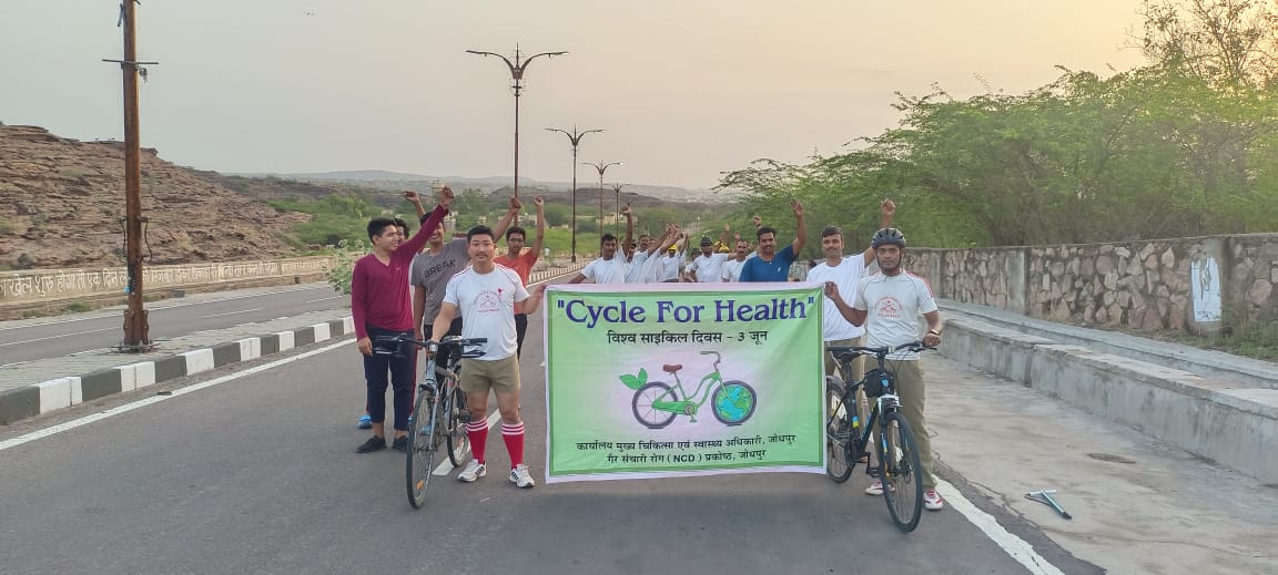 BSF_STCJodhpur's tweet photo. On World Cycle Day, the troops of STC BSF Jodhpur embarked on an incredible journey  to Mehrangarh Fort.Kudos to promote fitness and celebrate our rich heritage! #WorldCycleDay #JodhpurPride
#BSF https://t.co/mg6LhLA1Ai