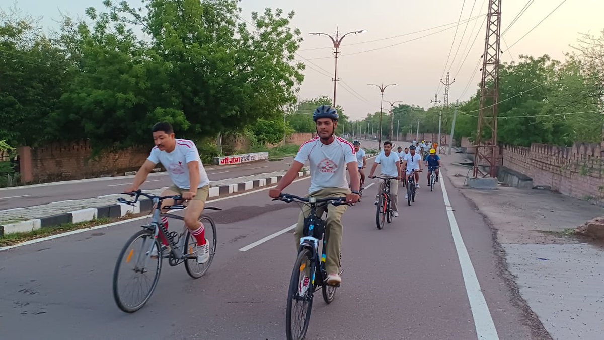 BSF_STCJodhpur's tweet photo. On World Cycle Day, the troops of STC BSF Jodhpur embarked on an incredible journey  to Mehrangarh Fort.Kudos to promote fitness and celebrate our rich heritage! #WorldCycleDay #JodhpurPride
#BSF https://t.co/mg6LhLA1Ai