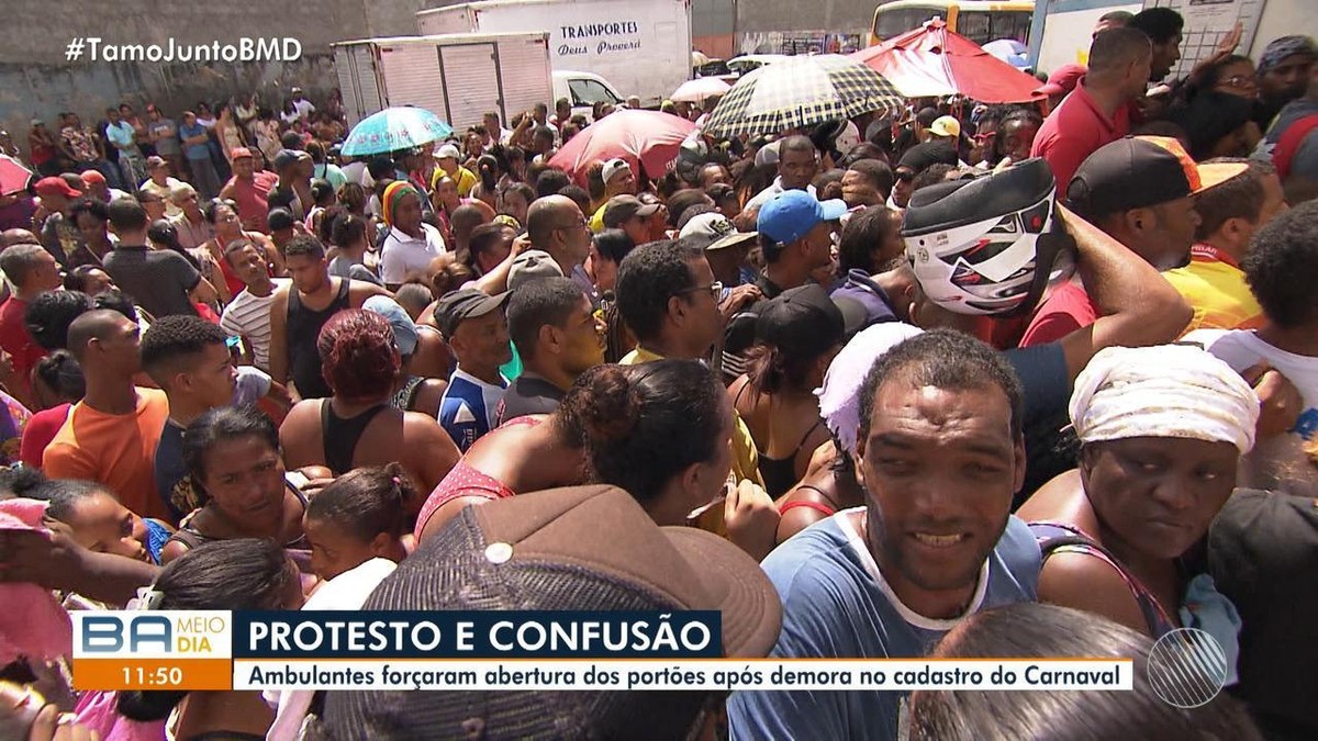 Vanders17730543's tweet photo. Entra ano e sai ano e a prefeitura de Salvador não encontra um meio eficaz de resolver o problema dos ambulantes, seja no modo on-line ou presencial. Um absurdo! 
#TamoJuntoBMD https://t.co/7TR0PYrLc0