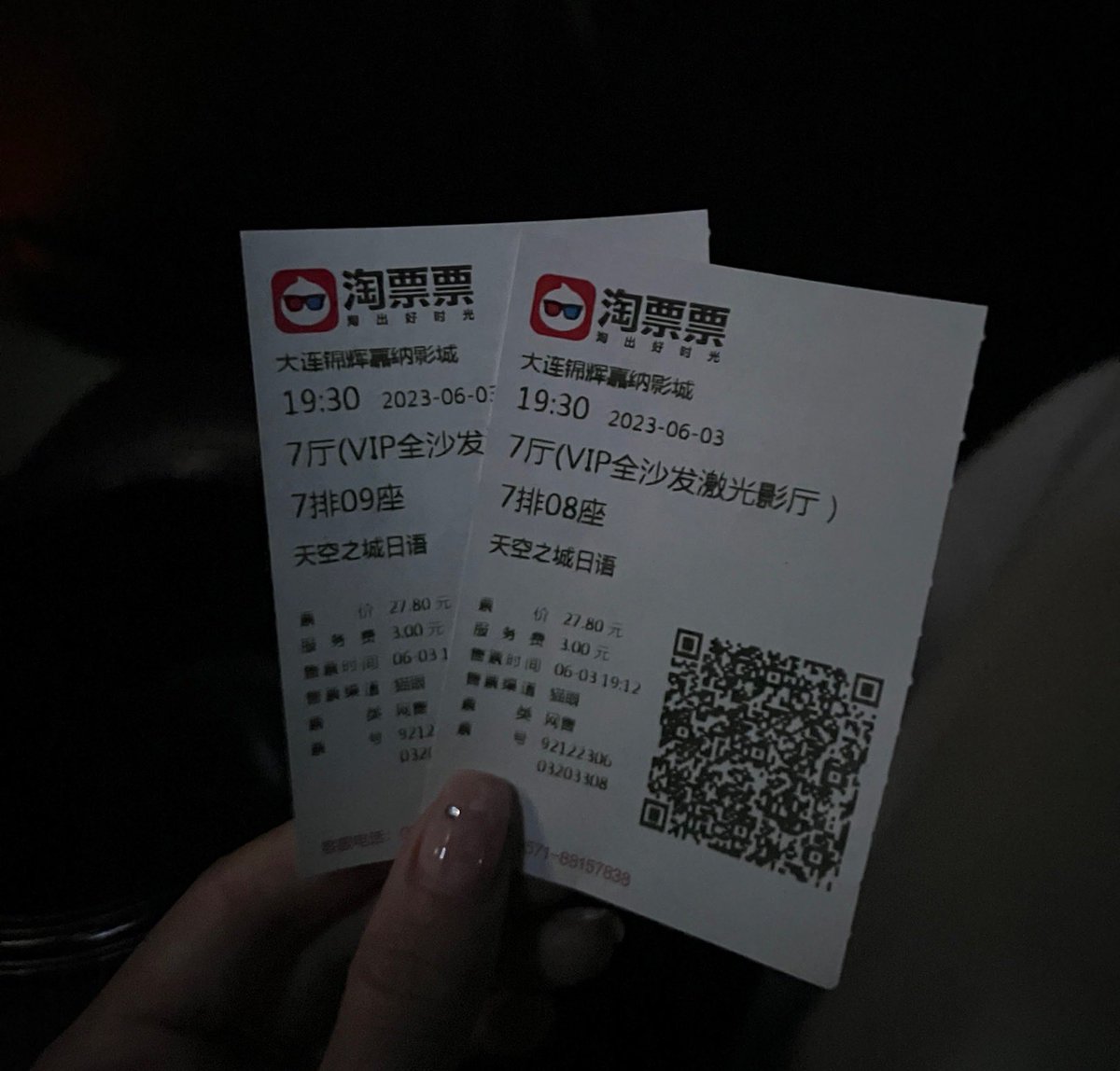 liuliu978's tweet photo. 白天在公司开完会 晚上和朋友吃饭 看电影 最近状态还挺充实 哈哈哈 新冠导致没有嗅觉味觉 不知道啥时候恢复 anyway 还算开心 https://t.co/95APvgL0hH