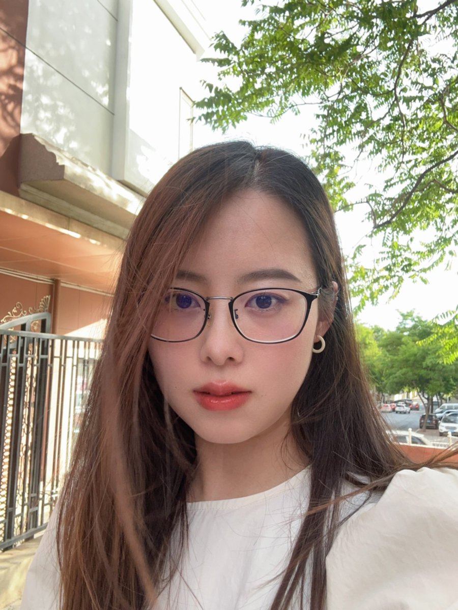 liuliu978's tweet photo. 白天在公司开完会 晚上和朋友吃饭 看电影 最近状态还挺充实 哈哈哈 新冠导致没有嗅觉味觉 不知道啥时候恢复 anyway 还算开心 https://t.co/95APvgL0hH