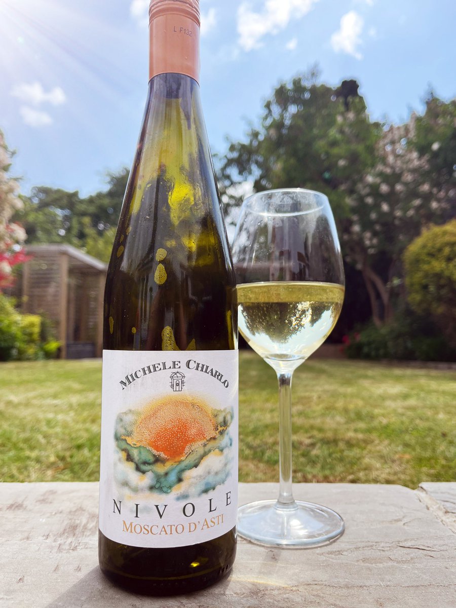 MWdrinkswine's tweet photo. Saturday session wine sorted for summer.
5% and glorious in the sunshine
☀️ 🍑 🌸
#nivole #moscatodasti #sessionwine
@michelechiarlo @hnwines https://t.co/j7iaJX4cGb