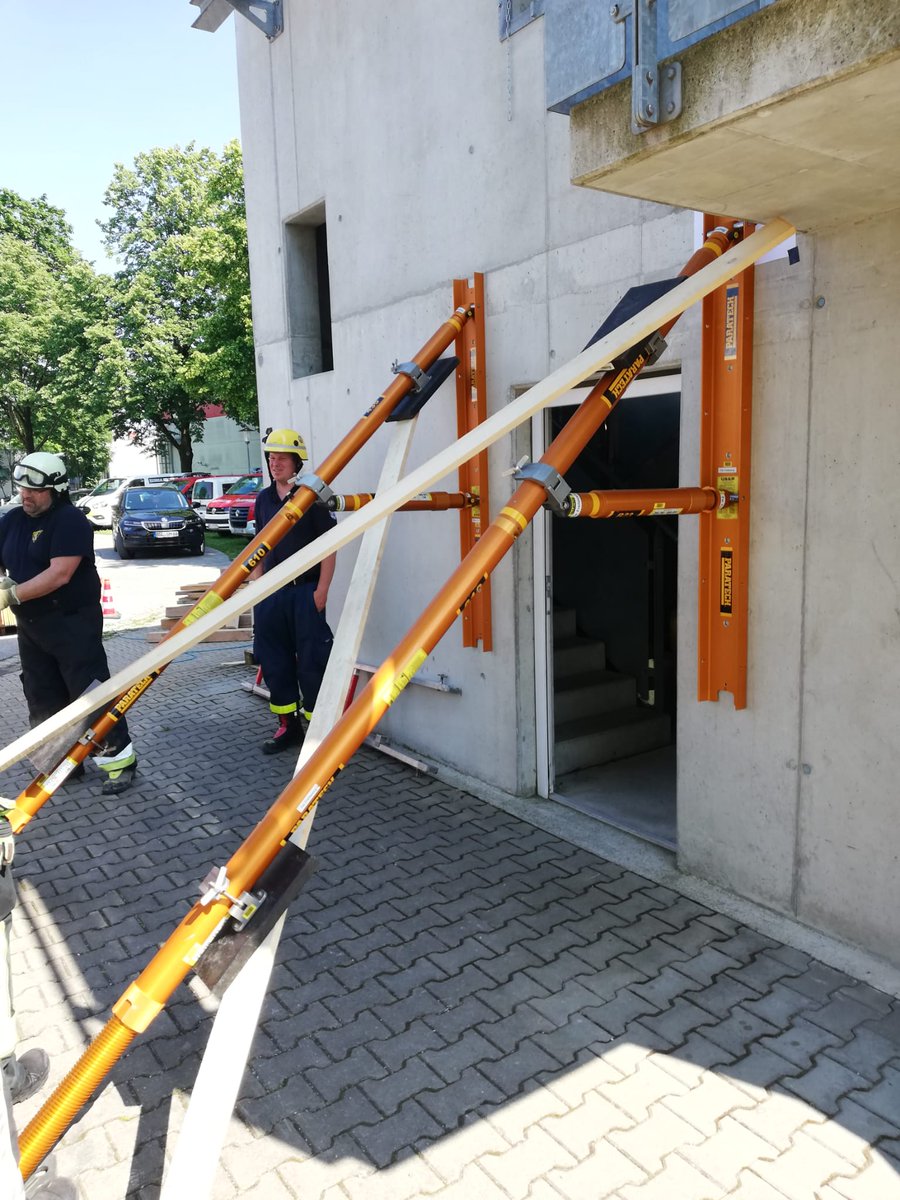 el_Klimko's tweet photo. Sehr interessanter Lehrgang, jederzeit gerne wieder und vielen Dank an @HeavyRescueDE und besonders @rakeman für die tollen Tage. #paratech #bf #jena https://t.co/PLRFx7VinD