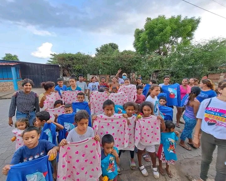 La celebración no para y es que la Promotoria Solidaria de la UV Hermanos Salinas realiza entrega de obsequio a los mimados de la Revolución.
#JunioEnVictoria 
#UnidosEnVictorias
@robertojosequin
@NicaSoberana