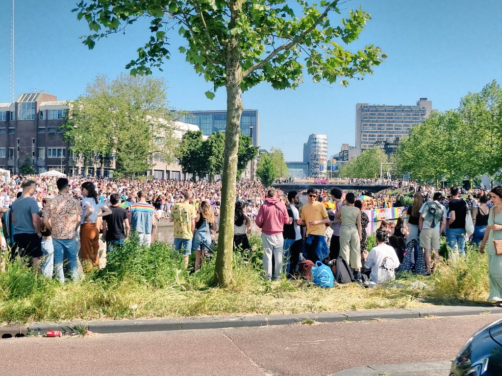 DJD1966's tweet photo. #canalpride @POL_Utrecht Best druk....😎 Mooie, vrolijke sfeer hier tijdens mijn #ovdp late dienst #politie in #Utrecht https://t.co/dEeHrNF3xb