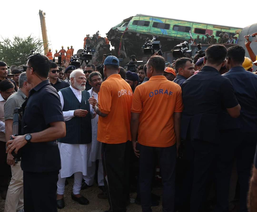 Rajabundelaa's tweet photo. ओडिशा के बालासोर में हुए ट्रेन हादसे के बाद घटना स्थल पर राहत एवं बचाव कार्यों की समीक्षा करते देश के सच्चे सेवक यशस्वी प्रधानमंत्री मा० श्री @narendramodi जी। https://t.co/tzECP17A8q